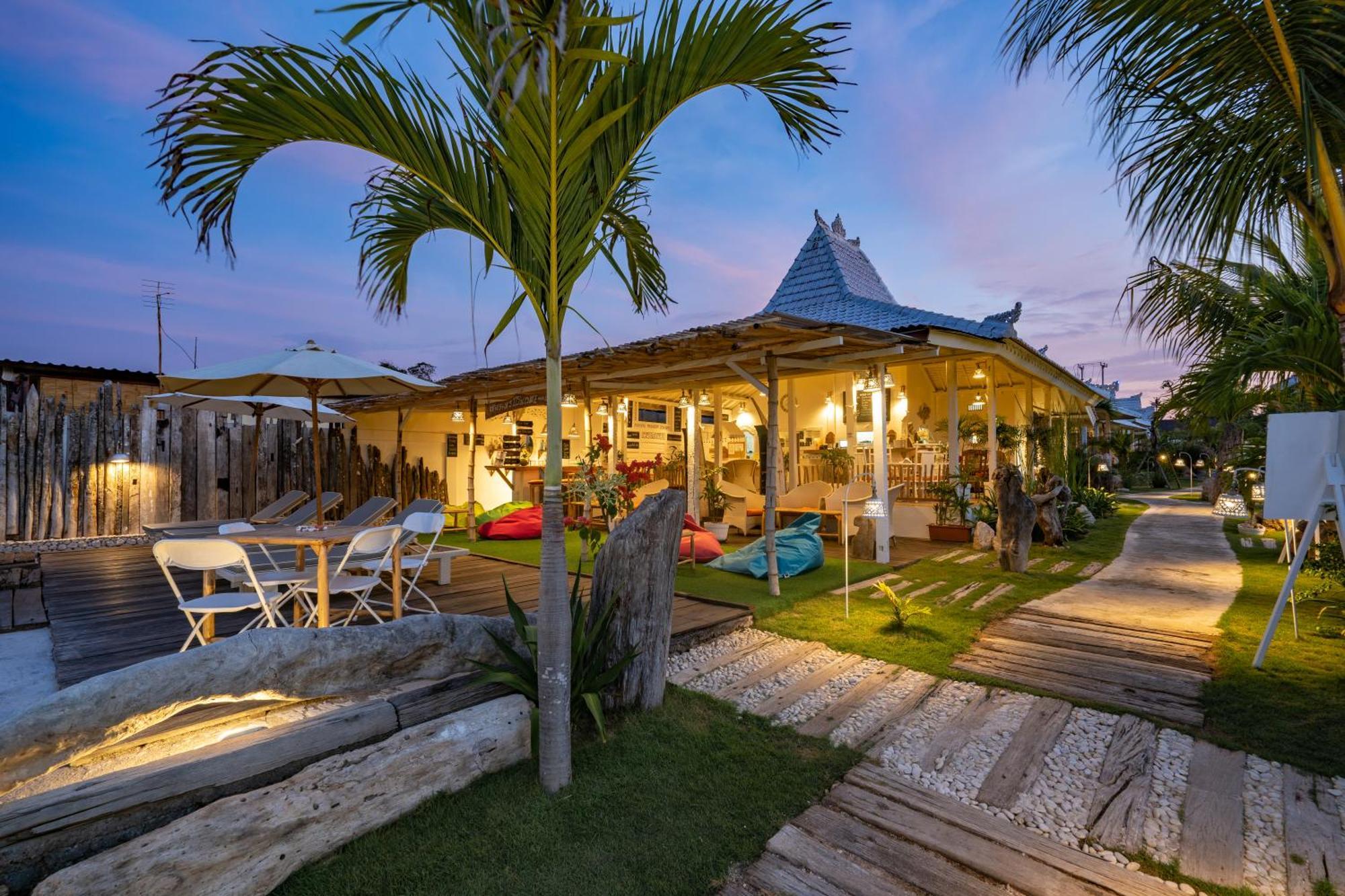 Paus Putih Hotel Nusa Lembongan  Exterior photo